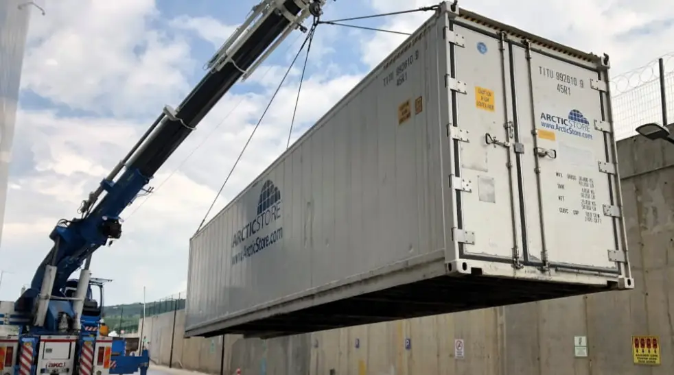 Temperature-controlleda ArcticStore containers installed on-site for carbon fiber storage at –18°C, supporting aerospace manufacturing and scalable cold storage capacity.